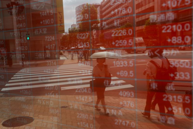 &copy; Reuters. Imagens refletidas em painel de cotações em uma corretora de Tóquion06/08/2024. REUTERS/Willy Kurniawan/File Photo