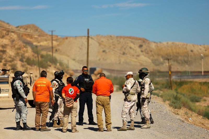 &copy; Reuters. Mexican authorities stand guard after a report was received alerting of a migrant who was drowning while crossing the river, near the border between Mexico and the United States, ahead of the U.S. presidential elections in November, in Ciudad Juarez, Mexi