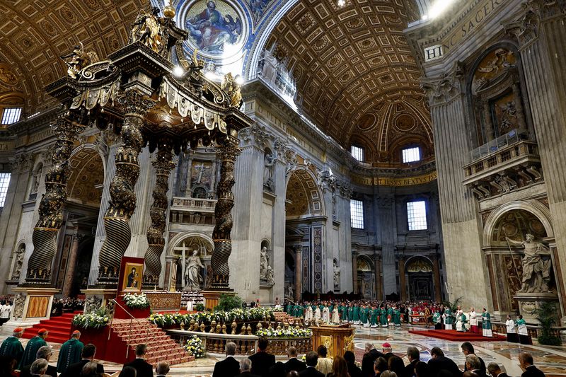 &copy; Reuters. Pope Francis leads the closing Mass at the end of the Synod of Bishops in Saint Peter's Basilica at the Vatican, October 27, 2024. REUTERS/Guglielmo Mangiapane  