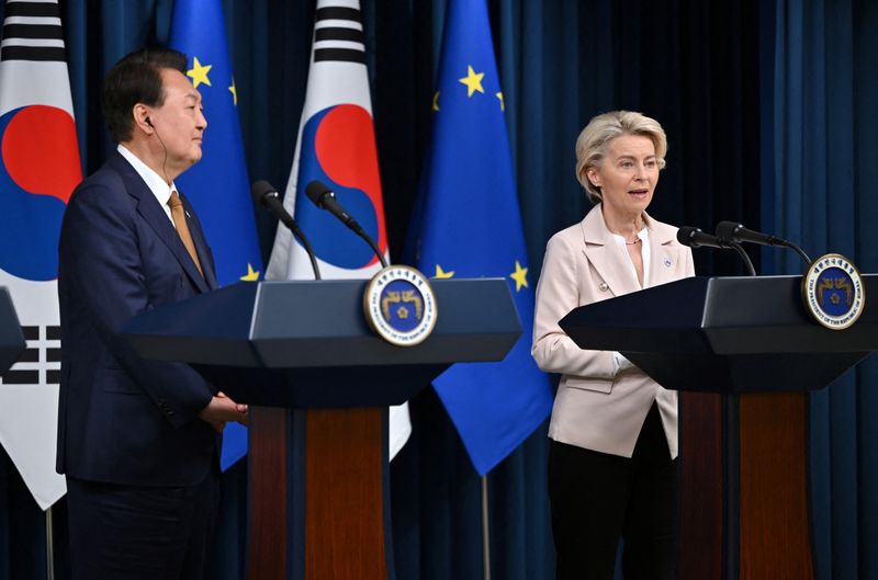 © Reuters. Ursula von der Leyen, President of the European Commission, speaks as South Korea's President Yoon Suk Yeol looks on during a joint press briefing after their meeting at the Presidential Office in Seoul on May 22, 2023.  JUNG YEON-JE/Pool via REUTERS/File Photo