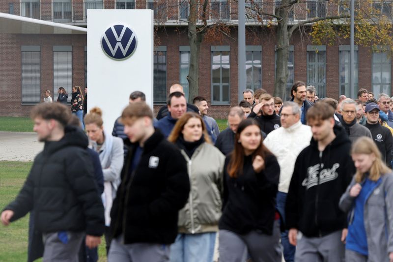 &copy; Reuters. Employes walk following announcement of Volkswagen AG job cuts and closure of its few factories, at the company's headquarters in Wolfsburg, Germany, October 28, 2024. REUTERS/Axel Schmidt