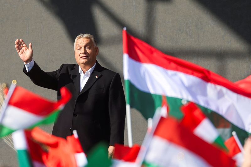 © Reuters. Hungarian Prime Minister Viktor Orban waves as he delivers a speech in Budapest, Hungary, October 23, 2024. REUTERS/Bernadett Szabo/File Photo