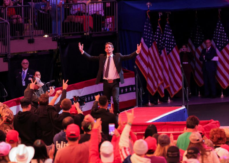 &copy; Reuters. Comedian Tony Hinchcliffe walks on stage during a rally for Republican presidential nominee and former U.S. President Donald Trump at Madison Square Garden, in New York, U.S., October 27, 2024. REUTERS/Andrew Kelly/File Photo