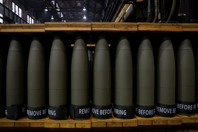 &copy; Reuters. 155mm artillery shells are packed for shipping at the Scranton Army Ammunition Plant in Scranton, Pennsylvania, U.S., February 16, 2023. REUTERS/Brendan McDermid/File Photo