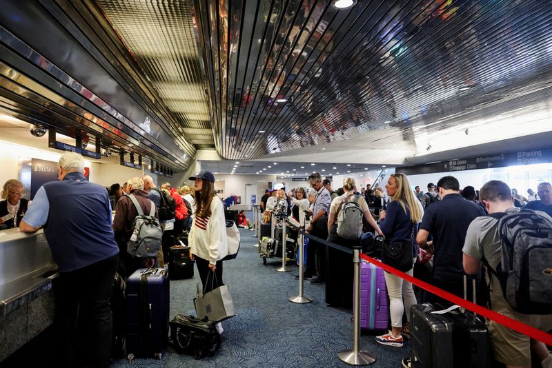 &copy; Reuters. FILE PHOTO: Passengers wait at Milwaukee Mitchell International Airport, after airlines grounded flights due to a worldwide tech outage caused by an update to CrowdStrike's "Falcon Sensor" software which crashed Microsoft Windows systems, in Milwaukee, Wi