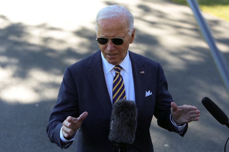 © Reuters. U.S. President Joe Biden speaks to the media before departing for Phoenix, Arizona from the South Lawn of the White House in Washington, U.S., October 24, 2024. REUTERS/Kaylee Greenlee Beal/File Photo