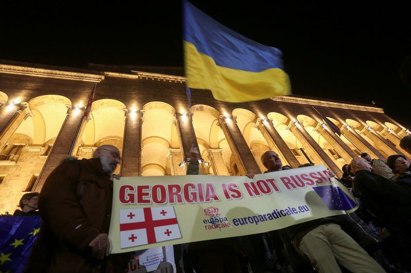 &copy; Reuters. Protesters, including supporters of Georgia's opposition parties, hold a rally to dispute the result of a recent parliamentary election won by the ruling Georgian Dream party, in Tbilisi, Georgia October 28, 2024. REUTERS/Irakli Gedenidze