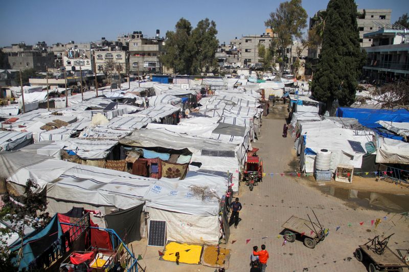 &copy; Reuters. FILE PHOTO: Displaced Palestinians shelter in tents at an UNRWA school during the holy month of Ramadan, as the conflict between Israel and Hamas continues, in Jabalia refugee camp in the northern Gaza Strip, March 20, 2024. REUTERS/Mahmoud Issa/File Phot