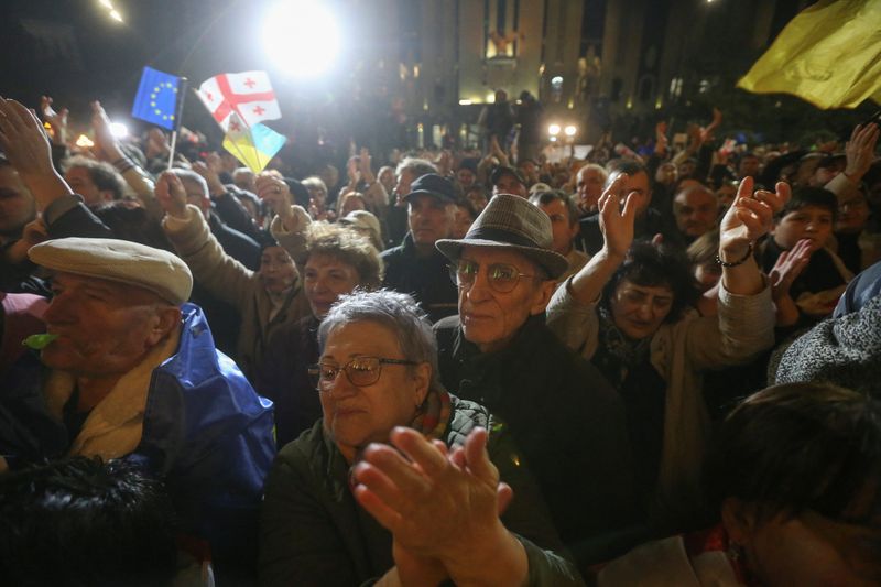 © Reuters. Supporters of Georgia's opposition parties hold a rally to protest and dispute the result of a recent parliamentary election won by the ruling Georgian Dream party, in Tbilisi, Georgia October 28, 2024. REUTERS/Irakli Gedenidze