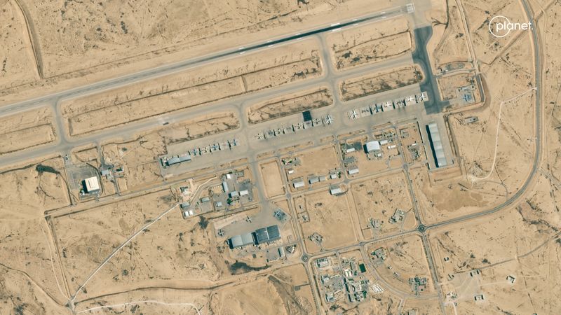 © Reuters. FILE PHOTO: An aerial view shows the Nevatim Airbase before Iran's mass drone and missile attack, in Israel, August 3, 2024.  2024 Planet Labs Inc./Handout via REUTERS/File Photo