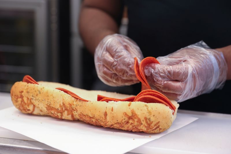 © Reuters. A sub is prepared at a Subway restaurant in Manhattan, New York City, U.S., November 23, 2021. REUTERS/Andrew Kelly/File Photo