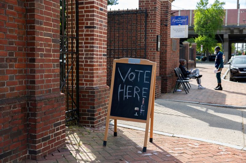 © Reuters. FILE PHOTO: A sign alerts voters to the presence of a polling location on Pennsylvania's primary election day in Philadelphia, Pennsylvania, U.S. April 23, 2024.  REUTERS/Rachel Wisniewski/File Photo