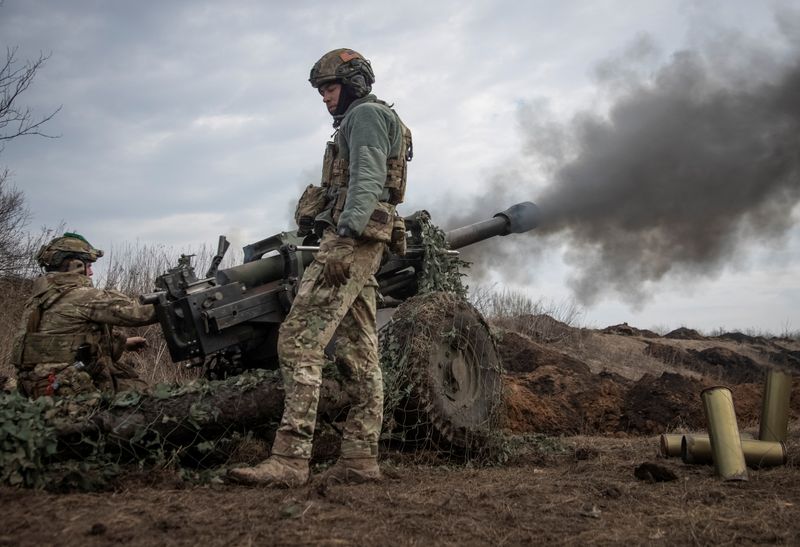 © Reuters. FILE PHOTO: Ukrainian service members from a battalion, fire a howitzer M119 at a front line, amid Russia's attack on Ukraine, near the city of Bakhmut, Ukraine March 10, 2023. REUTERS/Oleksandr Ratushniak