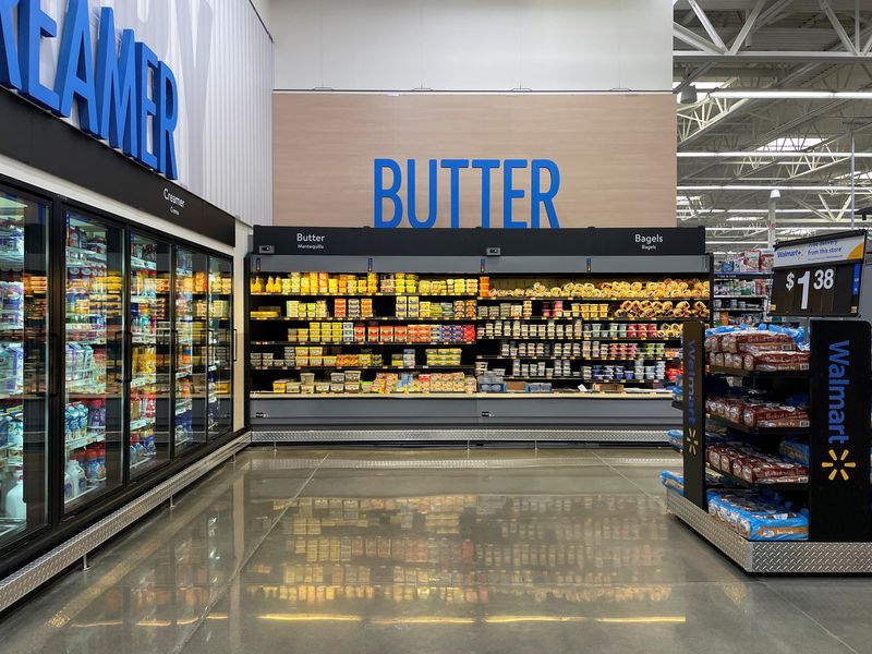 © Reuters. View of an aisle with new signage at Walmart's newly remodeled Supercenter, in Teterboro, New Jersey, U.S., June 7, 2023. REUTERS/Siddharth Cavale/File Photo