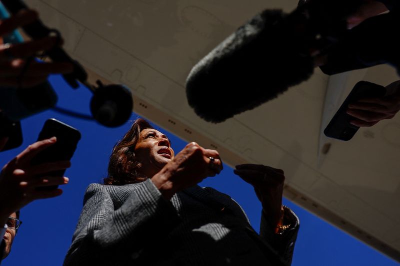 &copy; Reuters. Democratic presidential nominee U.S. Vice President Kamala Harris speaks to the media before boarding Air Force Two to depart for Michigan, at Joint Base Andrews, Maryland, U.S. October 28, 2024. REUTERS/Evelyn Hockstein