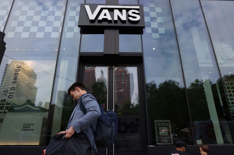 © Reuters. FILE PHOTO: person walks by a Vans store, a brand owned by VF Corporation, in Manhattan, New York City, U.S., May 20, 2022. REUTERS/Andrew Kelly/File Photo