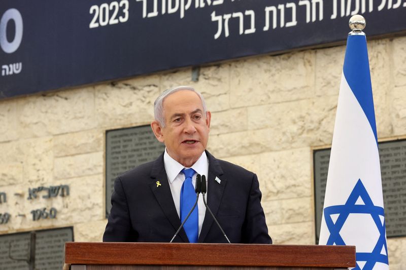 © Reuters. FILE PHOTO: Israeli Prime Minister Benjamin Netanyahu speaks during a memorial ceremony of the Hamas attack on October 7 last year that sparked the ongoing war in Gaza, at the Mount Herzl military cemetery in Jerusalem on October 27, 2024. GIL COHEN-MAGEN/Pool via REUTERS/File Photo