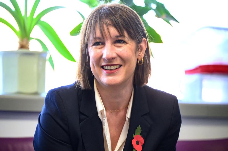 © Reuters. Chancellor of the Exchequer Rachel Reeves speaks with members of the staff as she visits St. George's Hospital with Health Secretary Wes Streeting, on October 28, 2024 in London, Britain. Leon Neal/Pool via REUTERS