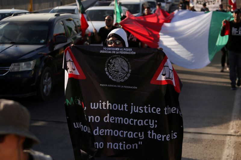 © Reuters. FILE PHOTO: Employees of the Mexican judiciary block a border crossing on the U.S.-Mexico border to protest a judicial overhaul passed by Mexico's congress, in Ciudad Juarez, Mexico October 15, 2024. REUTERS/Carlos Sanchez/File Photo