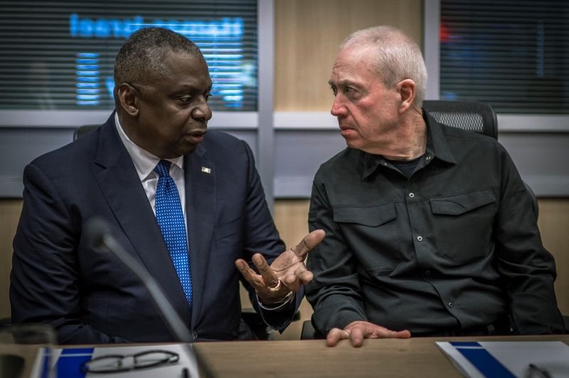 &copy; Reuters. FILE PHOTO: U.S. Secretary of Defense Lloyd Austin meets Israeli Minister of Defense Yoav Gallant upon his arrival to Tel Aviv, Israel, October 13, 2023, in this photo by Chad McNeeley/Office of the Secretary of Defense Public Affairs/Handout via REUTERS/