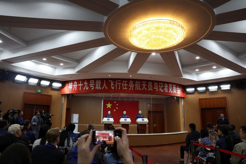 © Reuters. Astronauts Cai Xuzhe, Song Lingdong and Wang Haoze attend a press conference before the Shenzhou-19 spaceflight mission to China's Tiangong space station, at Jiuquan Satellite Launch Center, near Jiuquan, Gansu province, China October 29, 2024. REUTERS/Florence Lo