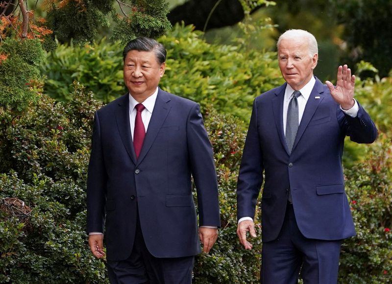 © Reuters. FILE PHOTO: U.S. President Joe Biden waves as he walks with Chinese President Xi Jinping at Filoli estate on the sidelines of the Asia-Pacific Economic Cooperation (APEC) summit, in Woodside, California, U.S., November 15, 2023. REUTERS/Kevin Lamarque/File Photo