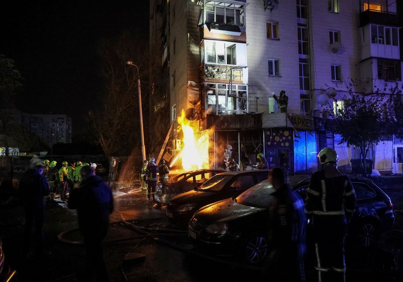 © Reuters. Firefighters work at a site of an apartment building hit by a Russian drone strike, amid Russia's attack on Ukraine, in Kyiv, Ukraine October 29, 2024. REUTERS/Gleb Garanich