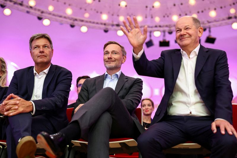 © Reuters. FILE PHOTO: German Economy Minister Robert Habeck, Finance Minister Christian Lindner and German Chancellor Olaf Scholz attend Startup Germany Summit, in Berlin, Germany, September 17, 2024. REUTERS/Liesa Johannssen/File Photo