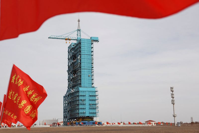 © Reuters. The launch pad for the Long March-2F rocket is seen before the Shenzhou-19 spaceflight mission to China's Tiangong space station, at Jiuquan Satellite Launch Center, near Jiuquan, Gansu province, China October 29, 2024. REUTERS/Florence Lo