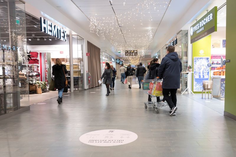 © Reuters. People walk at the Granbystaden shopping center, as the government announced new recommendations and restrictions to curb the spread of the coronavirus disease (COVID-19) pandemic, in Uppsala, Sweden, December 18, 2020. TT News Agency/Henrik Montgomery via REUTERS/ File Photo