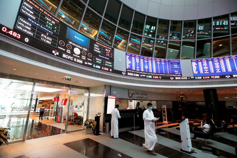 © Reuters. FILE PHOTO: Traders wait at the Bahrain Bourse after Joe Biden won the U.S. presidency, in Manama, Bahrain, November 8, 2020. REUTERS/Hamad I Mohammed/File Photo