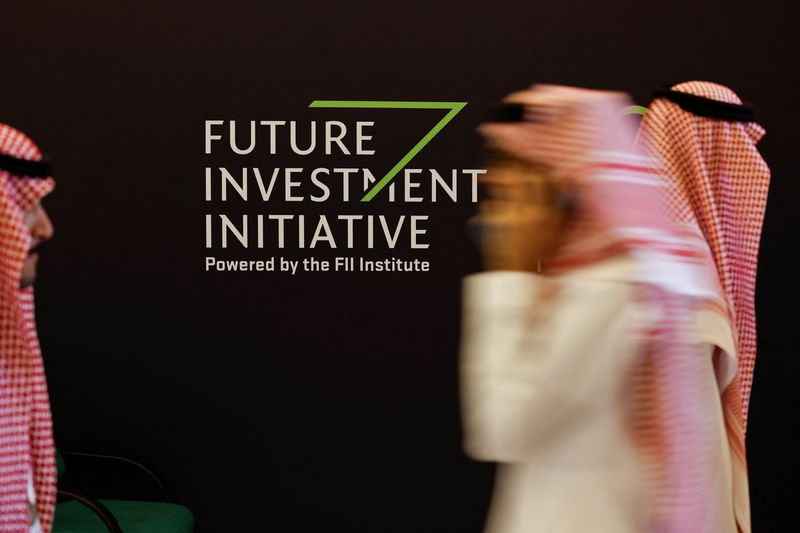 © Reuters. Delegates walk at the venue of the Future Investment Initiative (FII) in Riyadh, Saudi Arabia October 29, 2024. REUTERS/Hamad I Mohammed