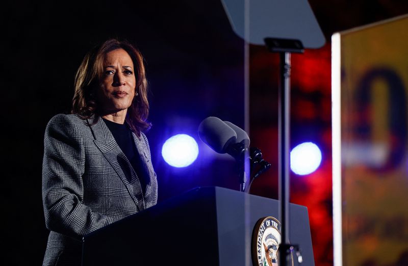 &copy; Reuters. Democratic presidential nominee U.S. Vice President Kamala Harris and Vice-Presidential candidate Tim Walz speaks during a campaign rally and concert in Ann Arbor, Michigan, U.S. October 28, 2024. REUTERS/Evelyn Hockstein/File Photo