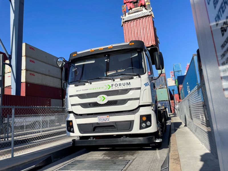 © Reuters. FILE PHOTO: A Hight Logistics electric BYD semi truck is seen being loaded with a container at the seaport in Long Beach,  California, U.S., April 4, 2023. REUTERS/Lisa Baertlein/File Photo