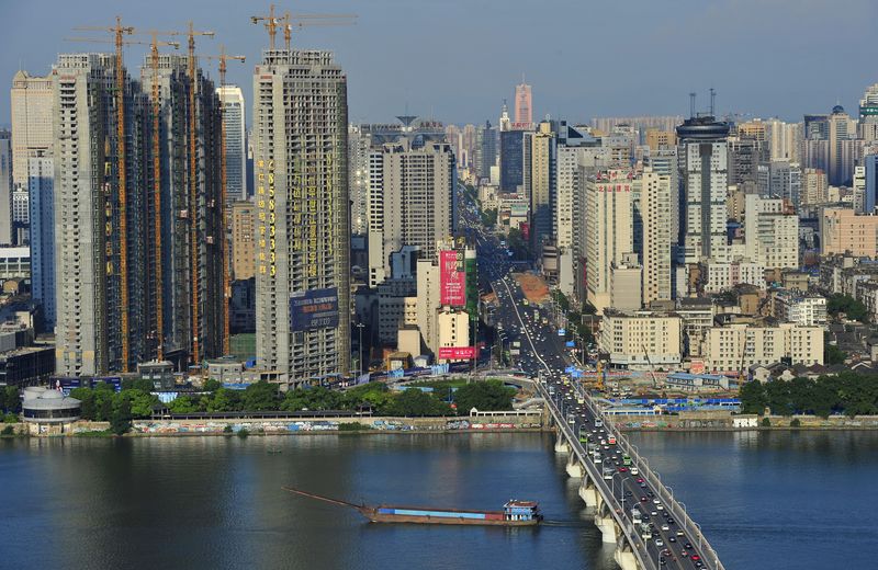 © Reuters. A general view of buildings is seen near the Xiangjiang River in Changsha, Hunan province July 25, 2012. Picture taken July 25, 2012. REUTERS/China Daily/File Photo