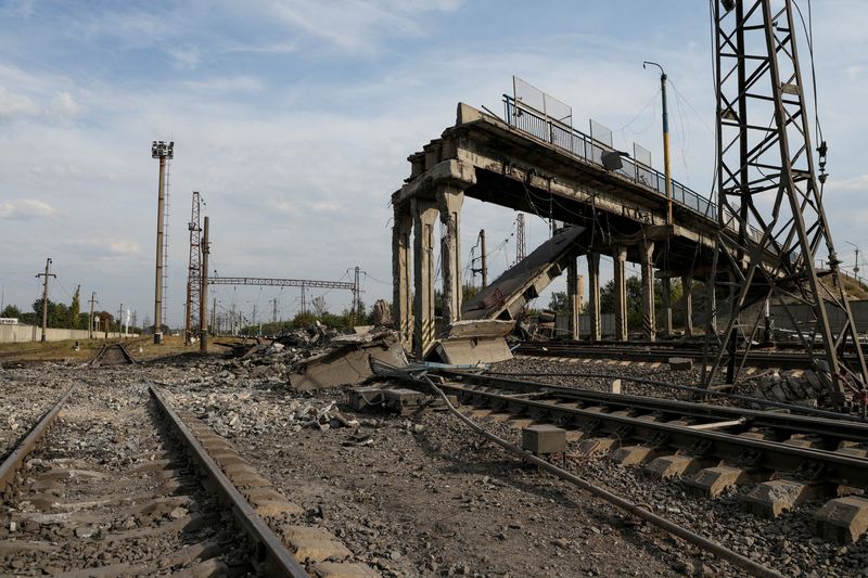 © Reuters. A view shows a destroyed bridge in the town of Pokrovsk, amid Russia's attack on Ukraine, in Donetsk region, Ukraine September 17, 2024. REUTERS/Anton Shynkarenko/File Photo