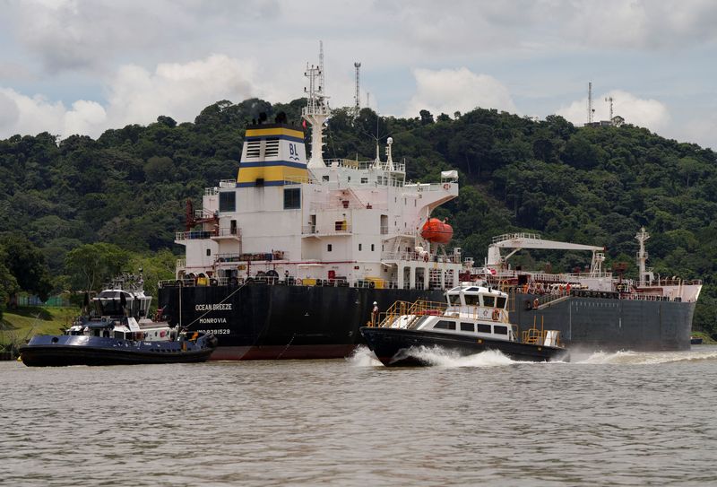 © Reuters. FILE PHOTO: A ship carrying gas is heading from the Miraflores locks to the Aguas Claras locks with the help of tugboats in Gamboa, Panama August 13, 2024. REUTERS/Enea Lebrun/File Photo