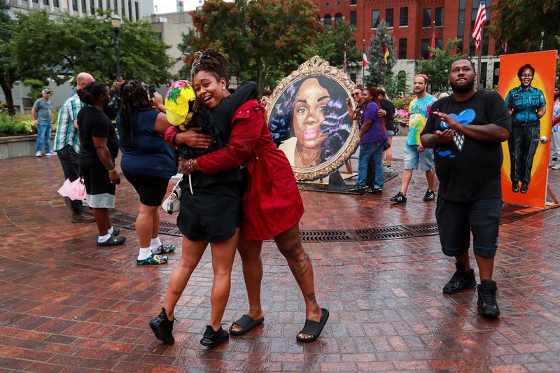 © Reuters. FILE PHOTO: Protesters celebrate after the announcement that the FBI arrested and brought civil rights charges against four current and former Louisville police officers for their roles in the 2020 fatal shooting of Breonna Taylor, in Louisville, Kentucky, U.S., August 4, 2022. REUTERS/Amira Karaoud/File Photo