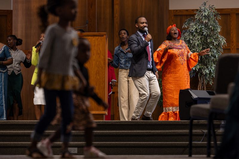 © Reuters. Masomo Rugama and fellow Congolese community members dance and sing in their native Kinyamulenge language during Sunday’s service at a local church in Appleton, Wisconsin, U.S., October 20, 2024. REUTERS/Carlos Barria