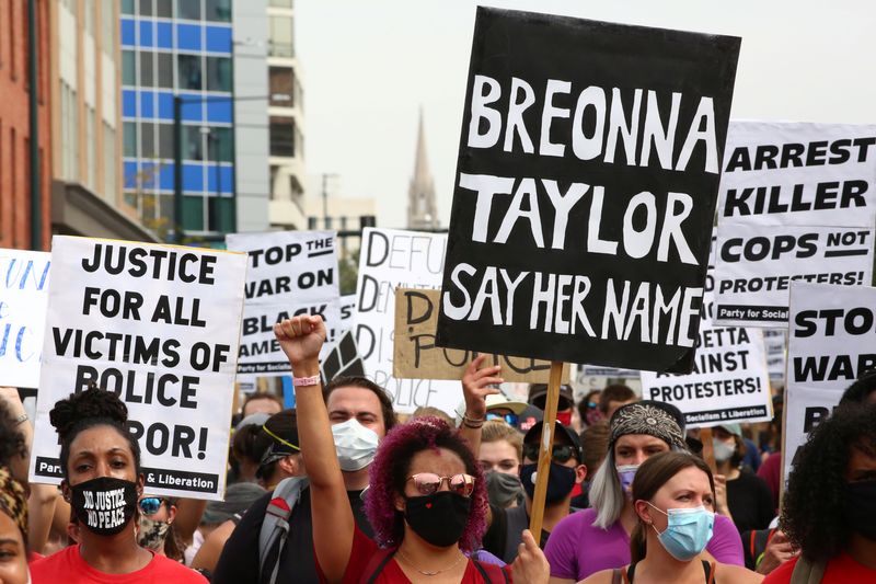 © Reuters. FILE PHOTO: Protesters march against racial injustice and for Black women following the grand jury decision in Louisville's Breonna Taylor case, in Denver, Colorado, U.S., September 26, 2020.  REUTERS/Kevin Mohatt/File photo