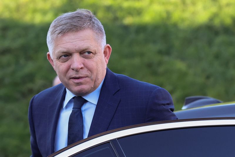 © Reuters. Slovakia's Prime Minister Robert Fico arrives for a meeting with Serbia's President Aleksandar Vucic,  Hungary's Prime Minister Viktor Orban and interior ministers of Slovakia, Serbia and Hungary to attend a news conference at the New Fortress, in Komarno, Slovakia, October 22, 2024. REUTERS/Bernadett Szabo/File Photo