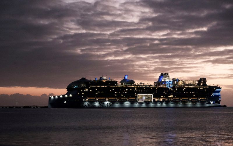 &copy; Reuters. FILE PHOTO: Royal Caribbean's Icon of the Seas, the largest cruise ship in the world, is docked at Costa Maya Cruise Port, in the village town of Mahahual, Quintana Roo state, Mexico, February 6, 2024. REUTERS/Paola Chiomante/File Photo