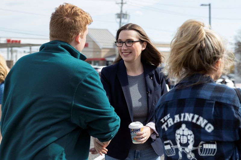 © Reuters. Sarah McBride, Delaware state senator and candidate for United States Representative, greets voters outside of an early voting location in Newark, Delaware, U.S., October 26, 2024. REUTERS/Rachel Wisniewski/File Photo