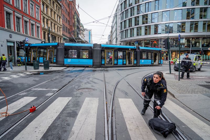 &copy; Reuters. Police and other first responders work after a tram derailed and crashed into a building in the center of Oslo, Norway October 29, 2024. NTB/Terje Pedersen via REUTERS   