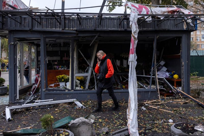 © Reuters. A woman inspects the damage to a shop after a Russian drone strike, amid Russia's attack on Ukraine, in Kyiv, Ukraine October 29, 2024.  REUTERS/Thomas Peter