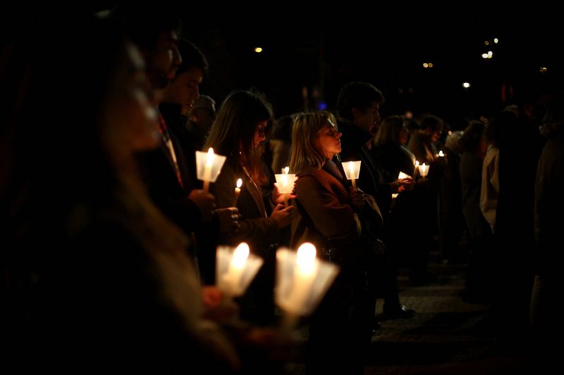 © Reuters. FILE PHOTO: People participate in a vigil in support of the 4,815 children that were sexually abused by members of the Portuguese Catholic Church, according to the commission investigating the issue, in Lisbon, Portugal, February 22, 2023. REUTERS/Pedro Nunes/File Photo