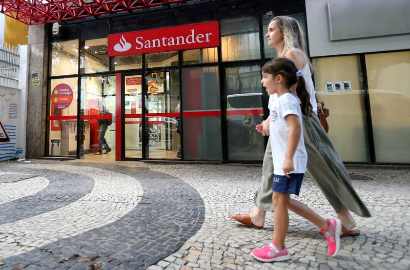 © Reuters. Mulher e criança passam em frente à agência do Santander, no Rio de Janeiro
29/04/2019 REUTERS/Sergio Moraes