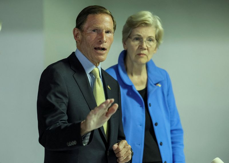 &copy; Reuters. FILE PHOTO: U.S. Senators Elizabeth Warren (D-MA) and Richard Blumenthal (D-CT) attend a joint news briefing inside a shelter during an air raid alert, amid Russia's attack on Ukraine, in Kyiv, Ukraine August 23, 2023. REUTERS/Gleb Garanich/File Photo