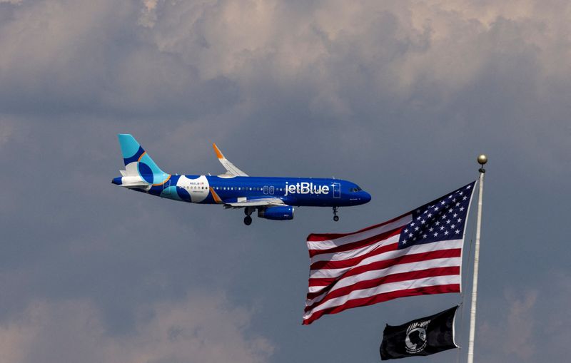 &copy; Reuters. FILE PHOTO: A JetBlue Airlines commercial aircraft flies over Washington as it approaches to land at Dulles International Airport, as seen from Washington, U.S., August 5, 2024. REUTERS/ Umit Bektas/File Photo