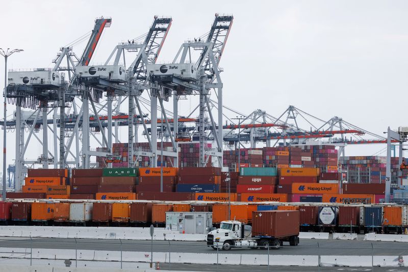 © Reuters. Shipping containers are shown at the Terminal 1 Container Terminal at the Port of Los Angeles in Wilmington, California, U.S., October 17, 2024.  REUTERS/Mike Blake/File Photo